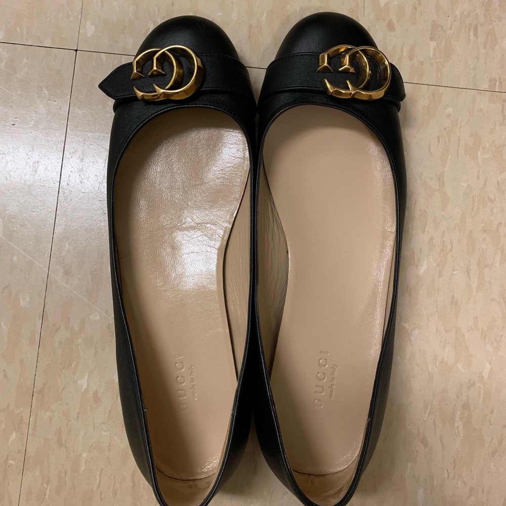Gucci Black Leather Flats with Gold Logo